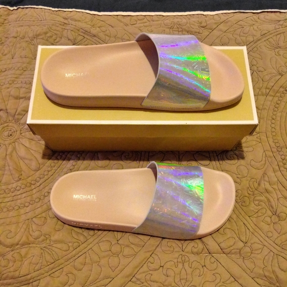 Michael Kors Gilmore Slides - Picture 1 of 10